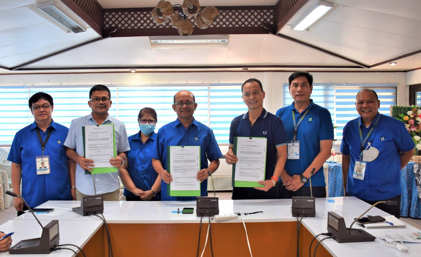 DOST-PCAARRD’s Executive Director Dr. Reynaldo Ebora poses with the signed MoA with SLSU President Dr. Jude Duarte and Project Leader Dr. Ian Navarrete