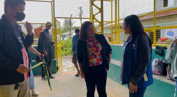 PSAU President Anita David, and Project Leader Rogelio Cosio, and DOST-PCAARRD-SERD Assistant Director Meliza Abeleda, discussing the initial results of the study. (Image Credit: SERD, PCAARRD)