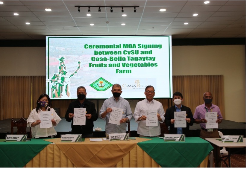 From left to right: Casa-Bella Farm President Ms. Billie Sue Go Lim, CvSU President Dr. Hernando D. Robles, DOST Secretary Fortunato de la Pena, Casa-Bella Farm Manager Mr. Antonio S. Adriano, National Coffee Research, Development and Extension Center Dr. Gerry M. Castillo, and IDFS Project Leader Mr. Rodrigo H. Diloy during the MOA signing ceremony (Image credit: Public Affairs and Communications Office, CvSU)