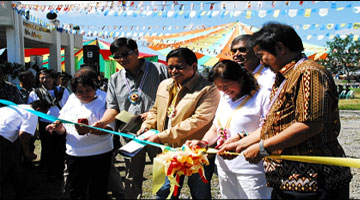 Ribbon-cutting ceremony. (L-R) Dr. Pedrita Medrano, TTPD Director Dr. Melvin Carlos, AGHAM Rep. Palmones, Echague Mayor Melinda Kiat, ISU President Dr. Romeo Quilang, and CVARRD Consortium Director Dr. Gumpal (at the back). Ribbon-cutting ceremony. (L-R) Dr. Pedrita Medrano, TTPD Director Dr. Melvin Carlos, AGHAM Rep. Palmones, Echague Mayor Melinda Kiat, ISU President Dr. Romeo Quilang, and CVARRD Consortium Director Dr. Gumpal (at the back).