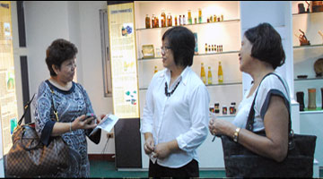 Melody Calisay (left), Head of East West Marketing and member of FCCH and Olivia Emata (right) discuss TechnoMart products which can be exported to Hawaii with Lily Ann D. Lando (middle), Director of Applied Communication Division, PCAARRD. Melody Calisay (left), Head of East West Marketing and member of FCCH and Olivia Emata (right) discuss TechnoMart products which can be exported to Hawaii with Lily Ann D. Lando (middle), Director of Applied Communication Division, PCAARRD.