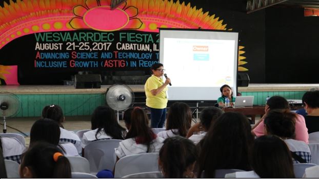 Rebecca Tubongbanua speaks before students and farmers during the WESVAARRDEC FIESTA held in Cabatuan, Iloilo recently. (S&T Media Service)