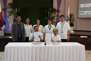 (Seated, from left to right) Engr. Sancho A. Mabborang, DOST Region 2 Director and Dr. Reynaldo V. Ebora, PCAARRD Executive Director lead the Memorandum of Agreement (MOA) signing. (Left to right, standing) Dr. Ricardo Casaway of Cagayan State University-Lal-lo Campus, Ms. Sylvia Lacambra of DOST Region 2; Ms. Marita A. Carlos, PCAARRD-Applied Communication Division Director; Dr. Johnny Batalon, OIC-Deputy Executive Director for Research and Development; and Dr. Melvin B. Carlos, Deputy Executive Director for Administration, Resource Management and Support Services serve as witnesses (Image credit: Paul Czesar T. Katimbang, Applied Communication Division (ACD), PCAARRD)