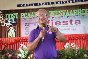 Dr. Diony I. Cahilig, Dean of the College of Fisheries, Capiz State University presents two innovations on green mussel production (Image credit: Quimby Mari R. Genota, Applied Communication Division (ACD), PCAARRD)