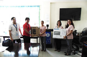 The team, led by Ms. Marina de Ramos of the Applied Communication Division (ACD) of PCAARRD (2nd from the right) turned over a STARBOOKS unit to Ms. Gisela Pingad (1st from the right), School Principal of Bayog Elementary School