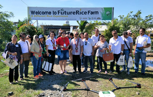 Reynaldo V. Ebora (7th from left), DOST-PCAARRD Acting Executive Director and Marita A. Carlos, Applied Communication Division (ACD)-PCAARRD Director, with other guests of the Rice FIESTA