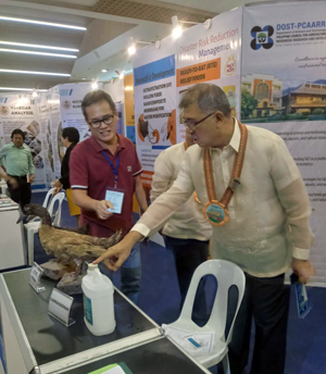 DOST Secretary Fortunato T. dela Peña visited PCAARRD’s booth at the Regional S&T Week in Central Visayas (Image credit: Serdan Andres A. Dimasapit, Applied Communication Division (ACD), PCAARRD)